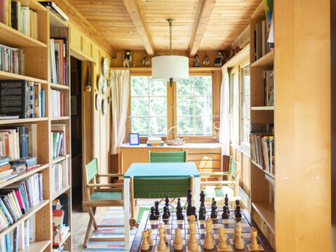 Véranda avec coin bibliothèque
